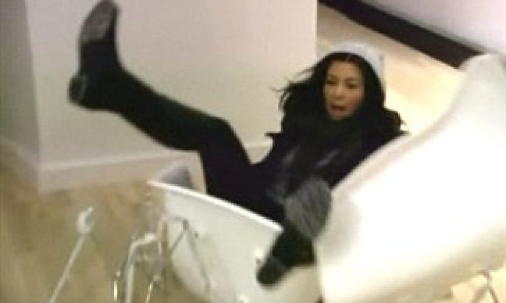 Έσπασε η καρέκλα της Kim Kardashian!