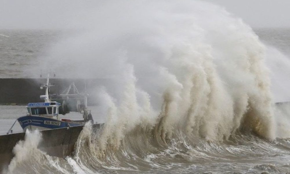 Θυελλώδεις άνεμοι σαρώνουν την χώρα και την Κρήτη - Απαγόρευση απόπλου