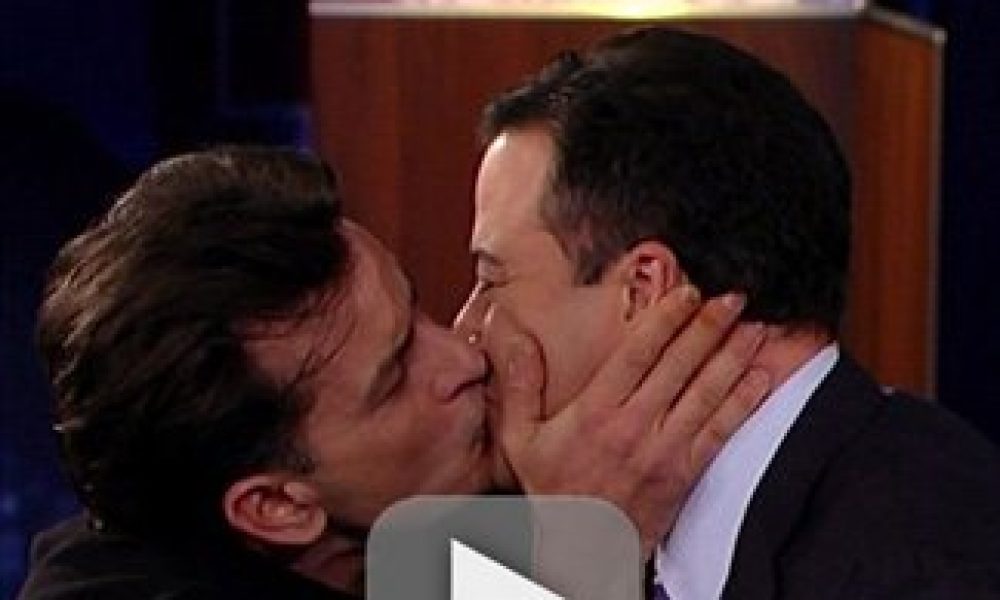 Ο Charlie Sheen φίλησε στο στόμα τον Jimmy Kimmel