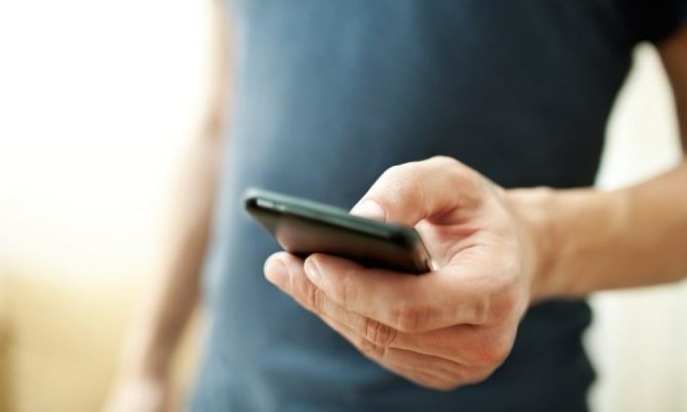 Σας «κατασκοπεύει» το κινητό σας; – Δείτε πώς θα προστατευθείτε