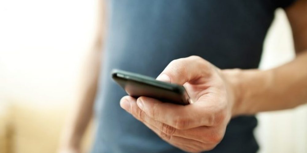 Σας «κατασκοπεύει» το κινητό σας; – Δείτε πώς θα προστατευθείτε