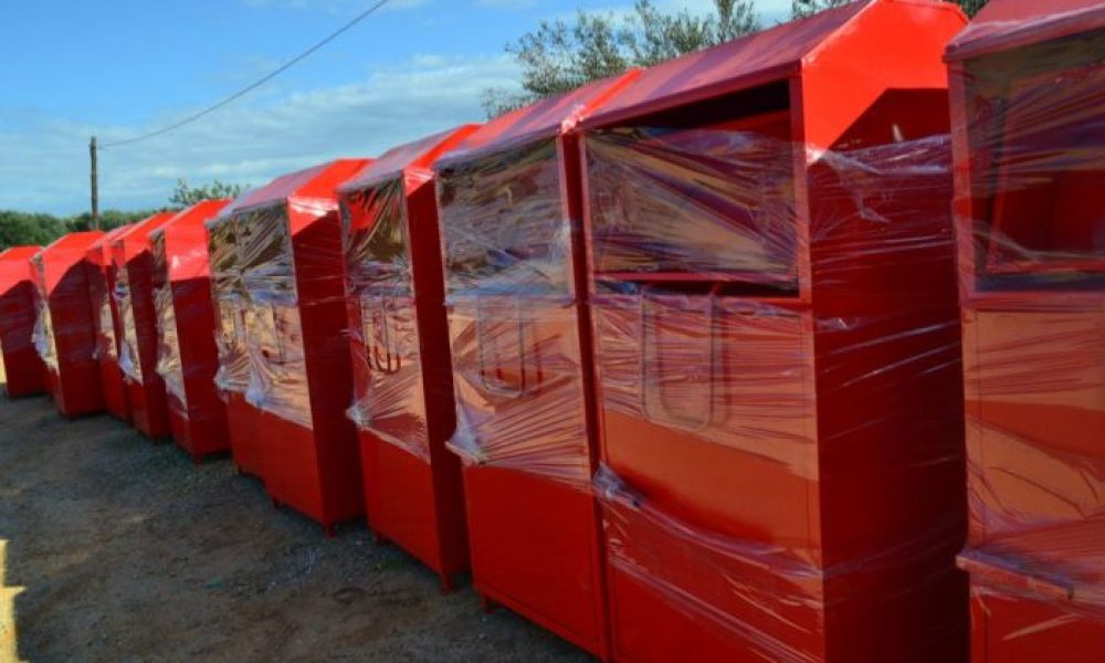 Κόκκινοι κάδοι για ανακύκλωση ρουχισμού