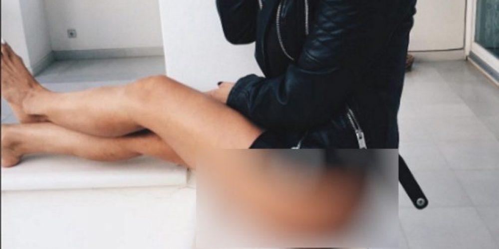 Γκρέμισε το Instagram γνωστή Ελληνίδα! Βγήκε να καπνίσει στο μπαλκόνι μόνο με το μπουφάν της!