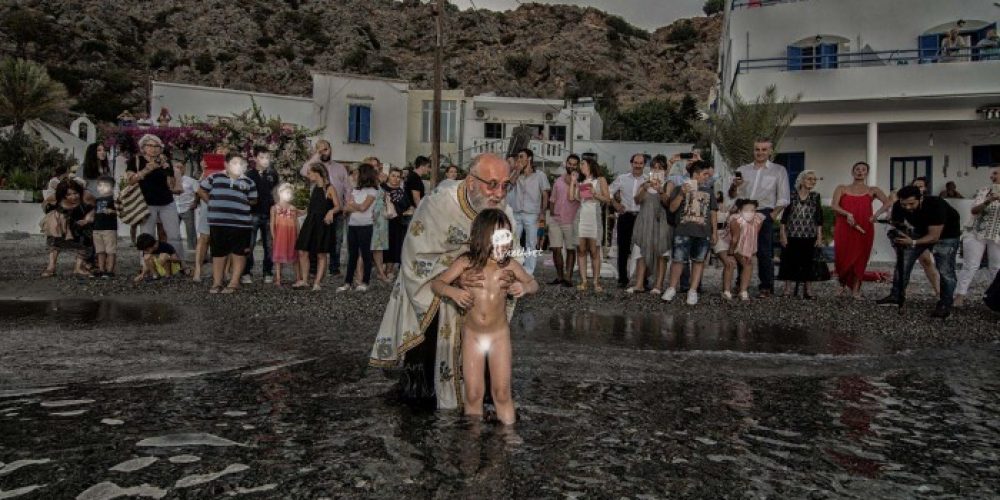 Μια πρωτότυπη βάφτιση στο Λουτρό Σφακίων – Αντί για κολυμπήθρα… η θάλασσα