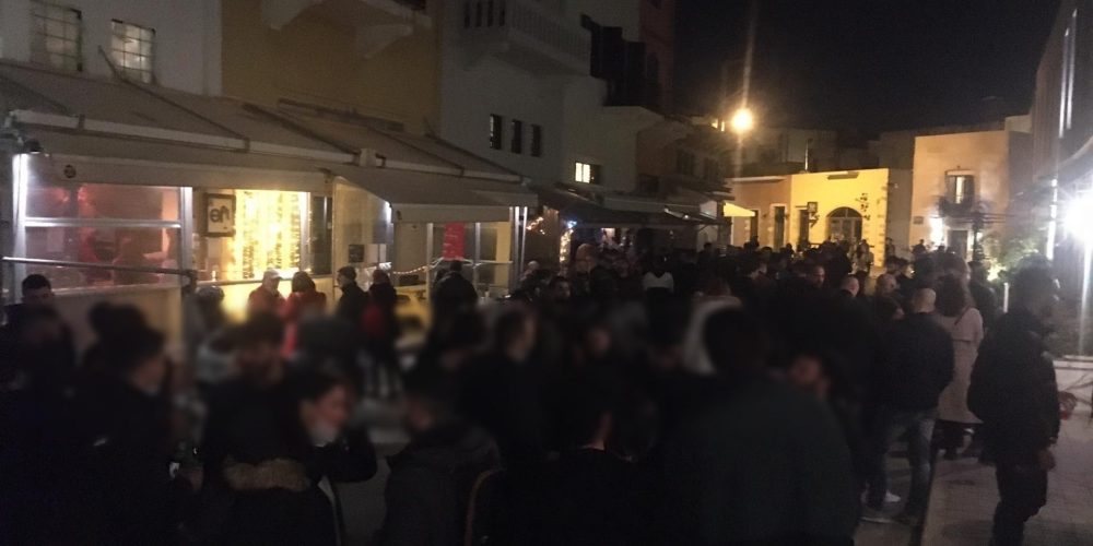 Χανιά: Υπαίθριο πάρτι στο στενό των “Δυο Λουξ” – Επέμβαση του Λιμενικού για να λήξει (φωτο)