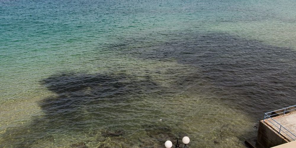 Χανιά: Βρώμα και δυσωδία στο Κουμ Καπί  Μαύρισε η θάλασσα μέρα – μεσημέρι