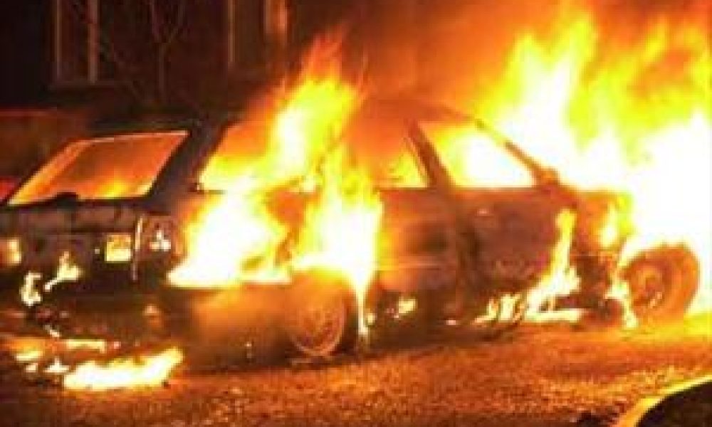 Αυτοκίνητο στα Κουνουπιδιανά τυλίχτηκε στις φλόγες