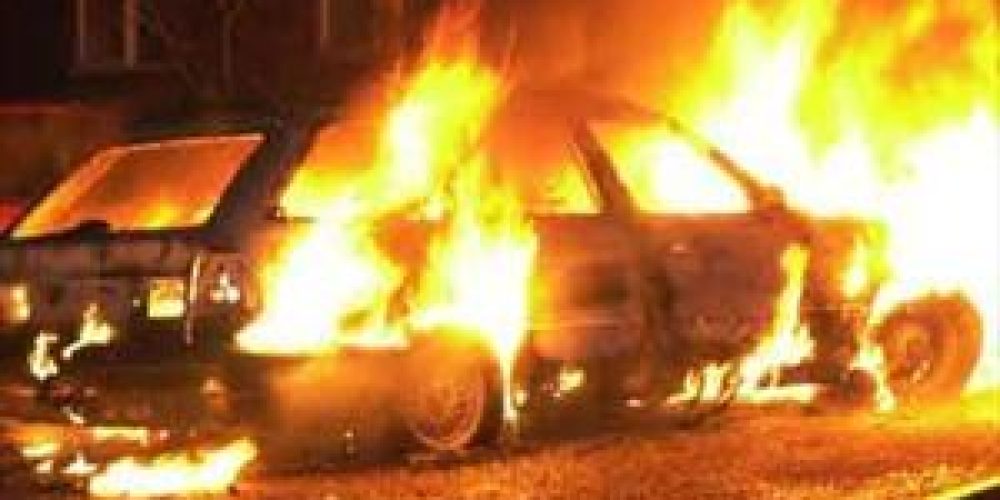 Αυτοκίνητο στα Κουνουπιδιανά τυλίχτηκε στις φλόγες
