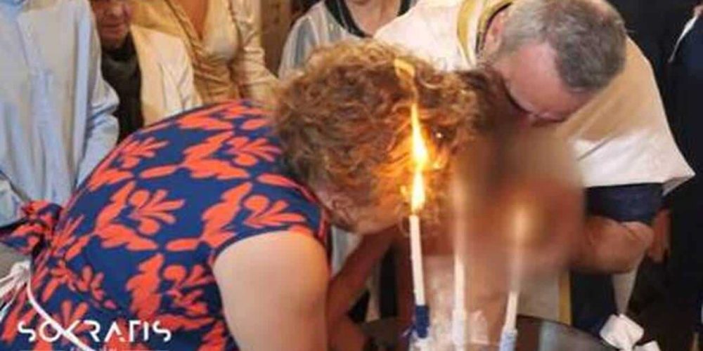 Νονά στην Κρήτη, λαμπάδιασε την ώρα της βάφτισης – Το βίντεο που έγινε viral…