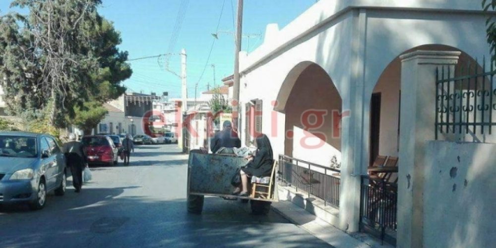 Κρήτη: Τσάρκα στο χωριό με την καρέκλα πάνω στο τρακτέρ (φωτο)