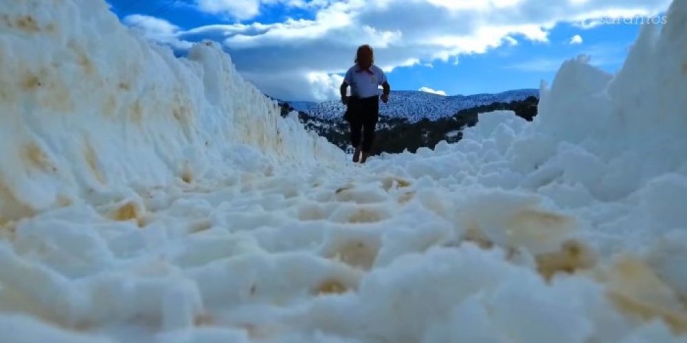 Ο άνθρωπος που τρέχει ξυπόλητος στα χιόνια του Ψηλορείτη (video)