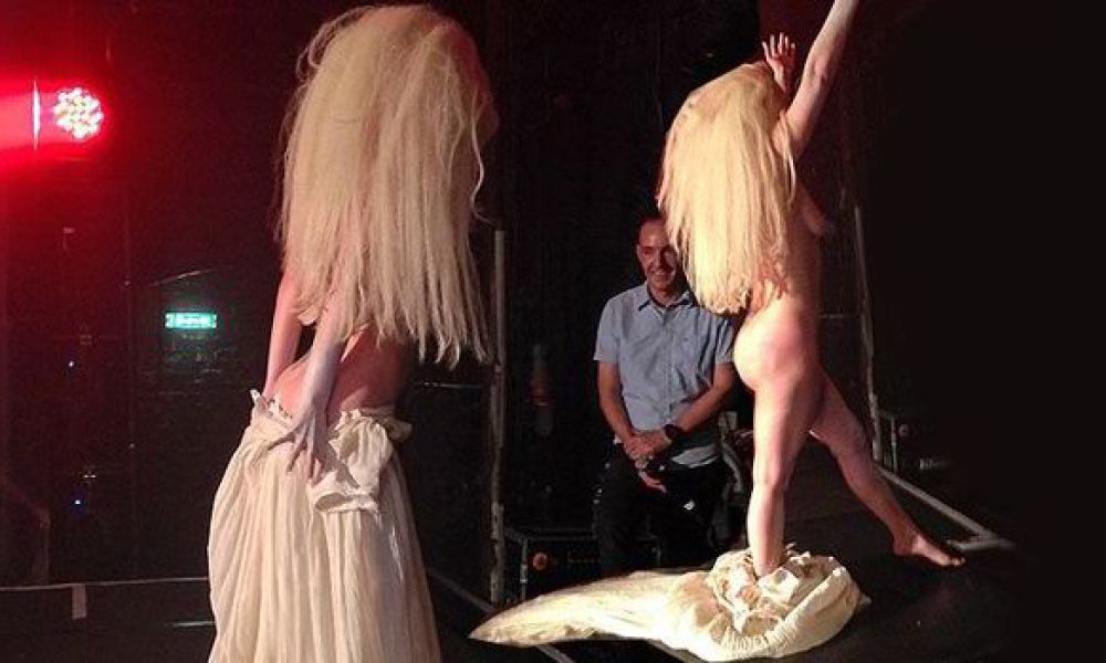 Η Lady Gaga έμεινε γυμνή στην σκηνή! (photo + video)