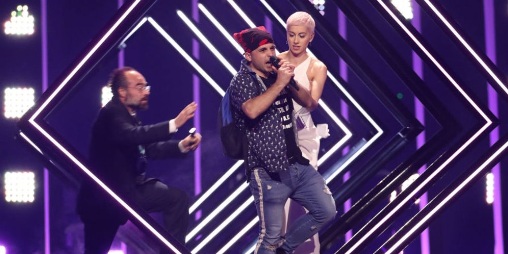 Πρωτοφανές απρόοπτο στην Eurovision στην εμφάνιση του Ηνωμένου Βασιλείου