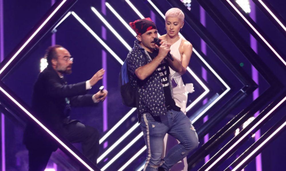Πρωτοφανές απρόοπτο στην Eurovision στην εμφάνιση του Ηνωμένου Βασιλείου
