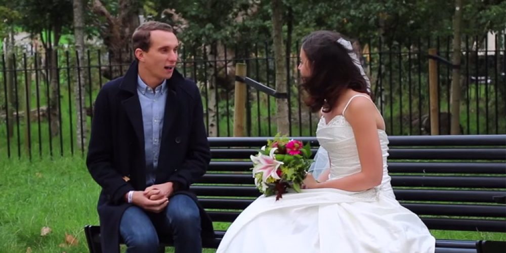 Πηγαίνει στο πρώτο ραντεβού ντυμένη νύφη και… σκορπάει τον πανικό (video)
