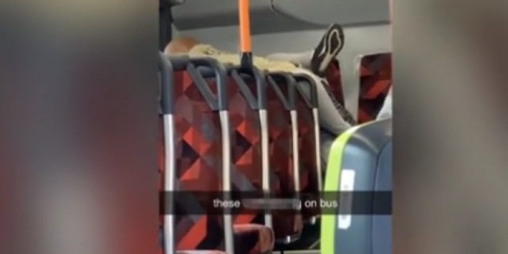 Ζευγάρι έκανε σεξ σε λεωφορείο – Έξαλλοι οι επιβάτες (video)
