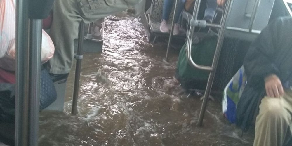 Απίστευτη Ελλάδα: Λεωφορείο πλημμύρισε και οι επιβάτες κρέμονταν για να μην βραχούν (βίντεο)