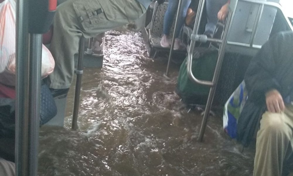 Απίστευτη Ελλάδα: Λεωφορείο πλημμύρισε και οι επιβάτες κρέμονταν για να μην βραχούν (βίντεο)