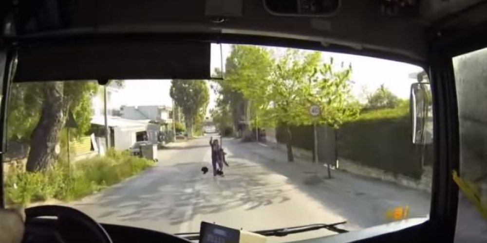 Λεωφορείο στην Αθήνα αποφεύγει με απίστευτο ζιγκ-ζαγκ γυναίκα που πετάχτηκε στον δρόμο (video)