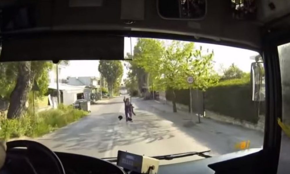 Λεωφορείο στην Αθήνα αποφεύγει με απίστευτο ζιγκ-ζαγκ γυναίκα που πετάχτηκε στον δρόμο (video)