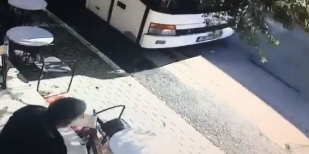Κρήτη: Λεωφορείο σκόρπισε τον πανικό σε θαμώνες καφετέρειας (βίντεο)