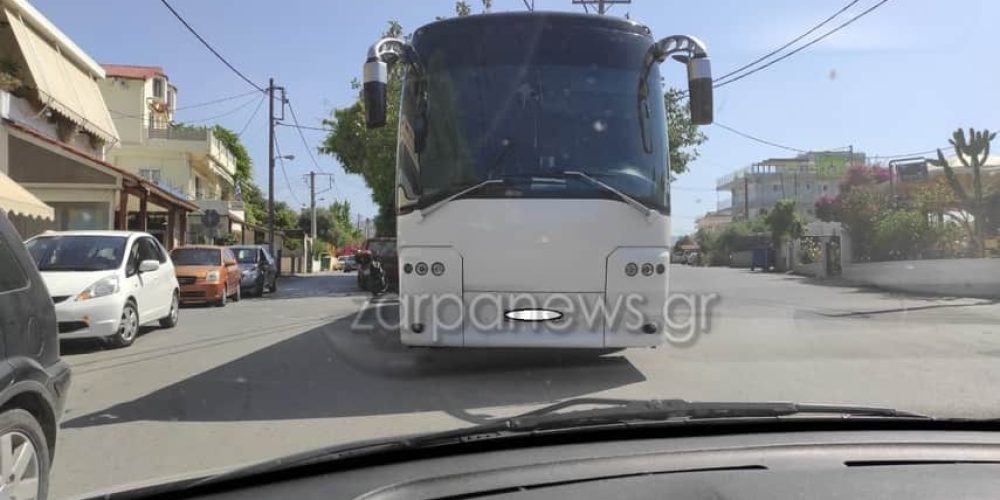 Χανιά: Είναι παρκάρισμα αυτό; – Οδηγός λεωφορείου “άραξε” στη μέση του δρόμου (φωτο)