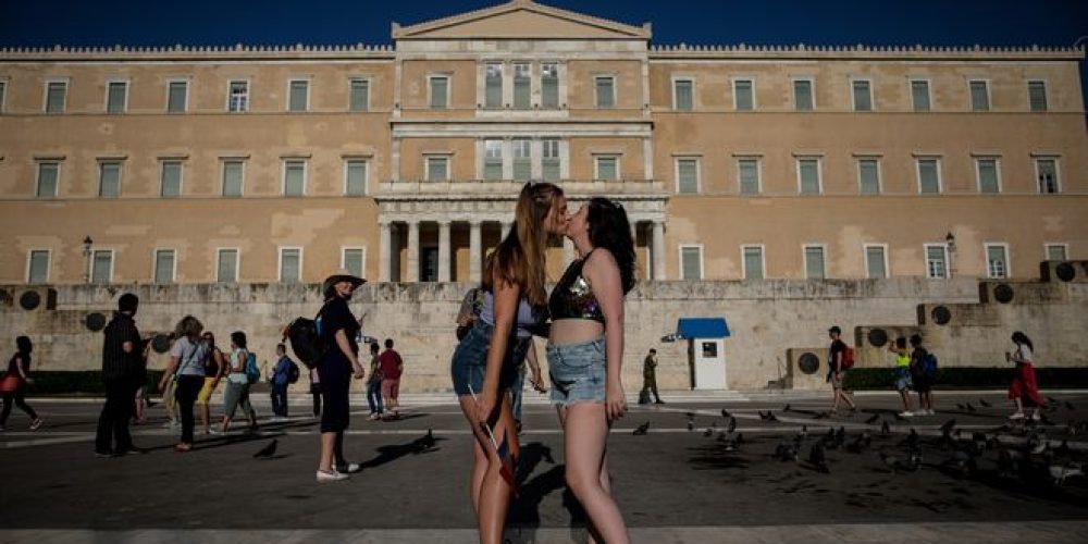 Πόσο άνετα νιώθουν οι Έλληνες αν δουν δύο γυναίκες να φιλιούνται στο δρόμο