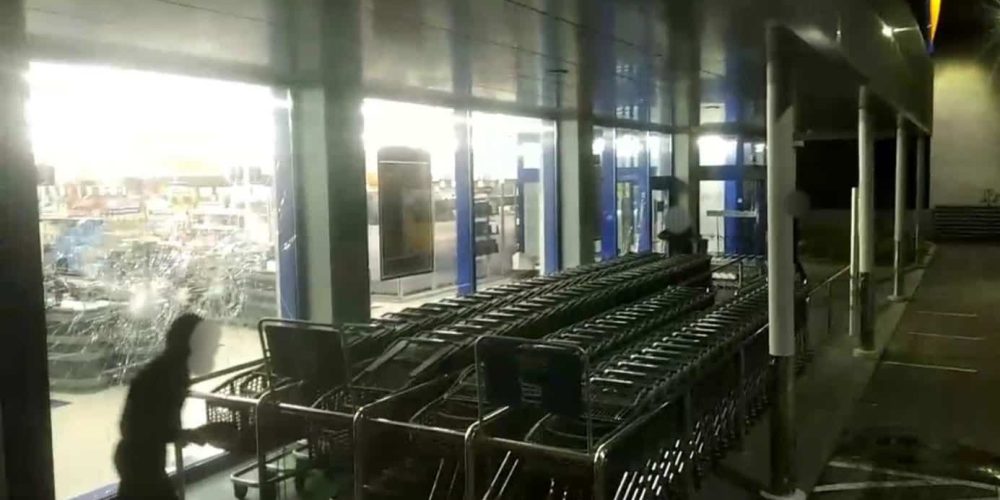 Ο Ρουβίκωνας έσπασε με βαριοπούλες το σούπερ μάρκετ Lidl όπου συνελήφθη η ηλικιωμένη (video)
