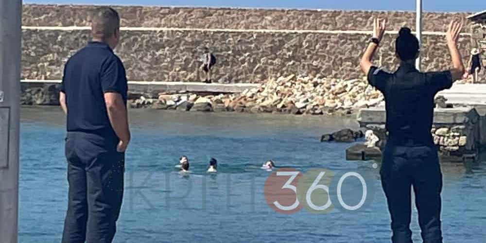 Χανιά: Απίστευτα πράγματα στο παλιό λιμάνι – Τουρίστες βούτηξαν μέρα μεσημέρι για να κάνουν μπάνιο!(φωτο)
