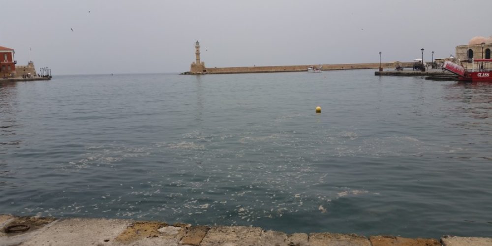 Λύματα και ακαθαρσίες στο Ενετικό λιμάνι Χανίων (Photos)
