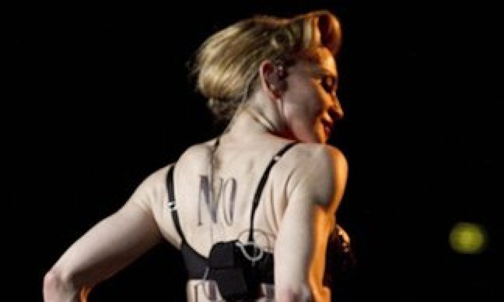 Madonna: Τώρα μας έδειξε τα οπίσθιά της!