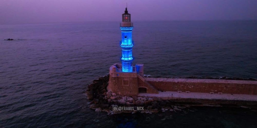 Χανιά: Στα μπλε χρώματα ο Φάρος στο Ενετικό λιμάνι