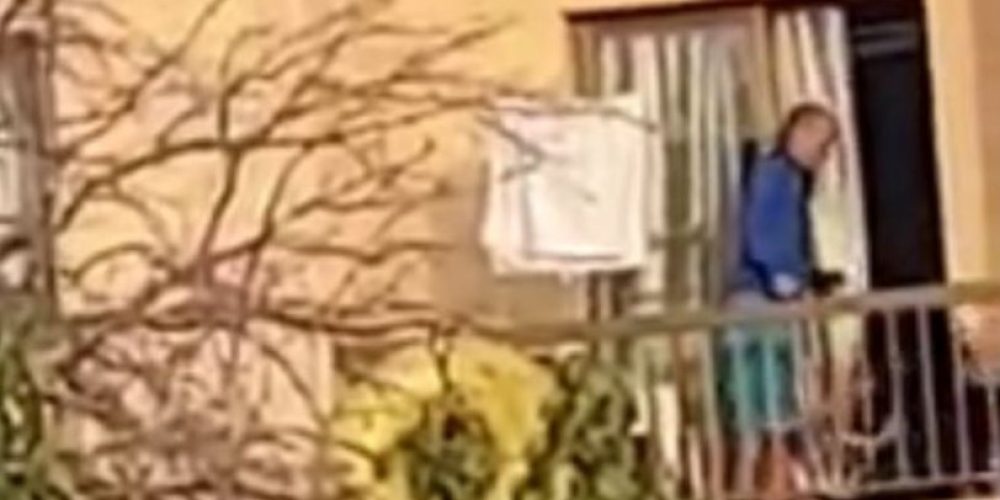 Βίντεο σοκ – Άντρας ξυλοκοπά στο μπαλκόνι τη σύντροφό του και τον σκύλο τους