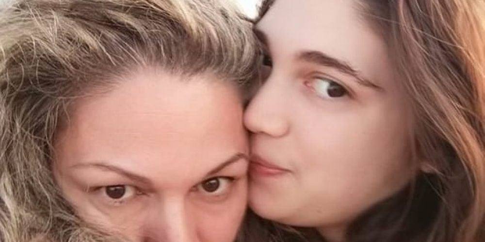 Χανιά: Μητέρα και κόρη μαζί στις Πανελλήνιες – “Μετά από διπλοβάρδια είναι δύσκολο να διαβάσεις”