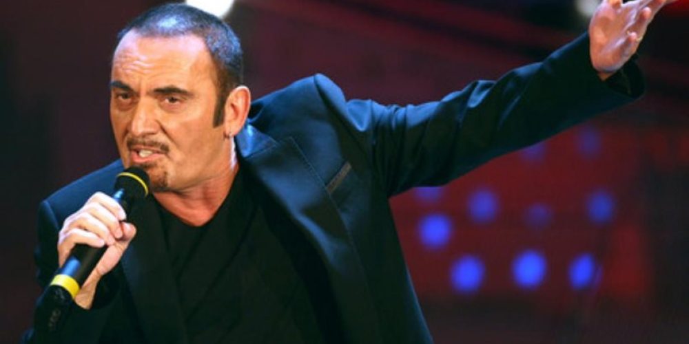 Βίντεο – σοκ: Ο Ιταλός τραγουδιστής Giuseppe Mango πεθαίνει πάνω στη σκηνή