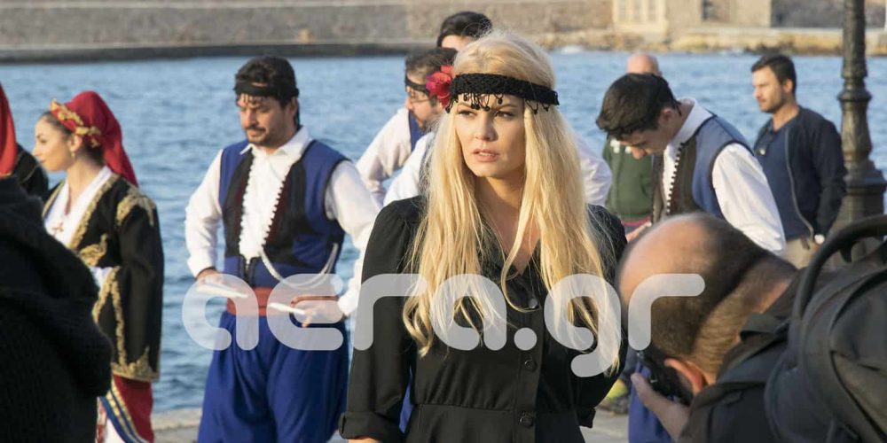 Η Μαρία Κορινθίου ως Αλίκη Βουγιουκλάκη στο παλιό λιμάνι των Χανίων (φωτο)
