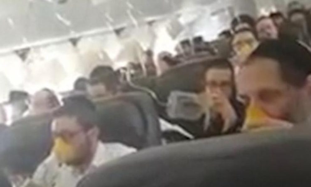 Τρόμος στον αέρα: Οι μάσκες οξυγόνου πέφτουν και οι επιβάτες προσεύχονται για το καλύτερο