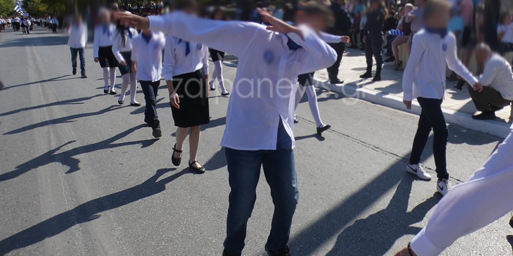 Χανιά: Μαθητής έκανε… DAB μπροστά από την εξέδρα των επισήμων στην παρέλαση (φωτο)