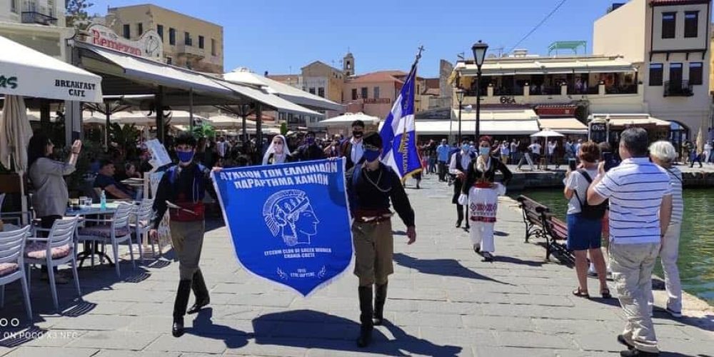 Χανιά: Εντυπωσιακή παρέλαση στο Ενετικό λιμάνι για τα 80 χρόνια από τη Μάχη της Κρήτης (φωτο)