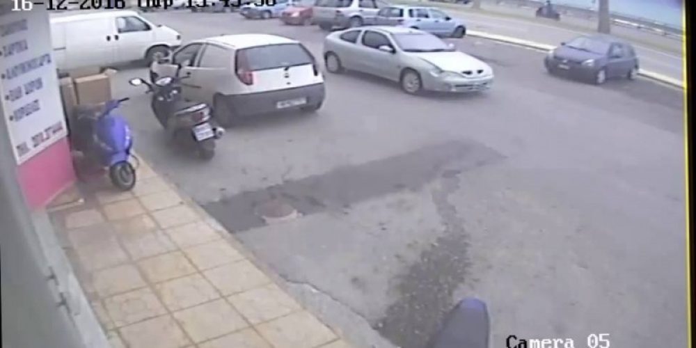 Κρήτη: Έπεσε πάνω στο αυτοκίνητο, τραυμάτισε το βρέφος και έγινε καπνός (βίντεο)