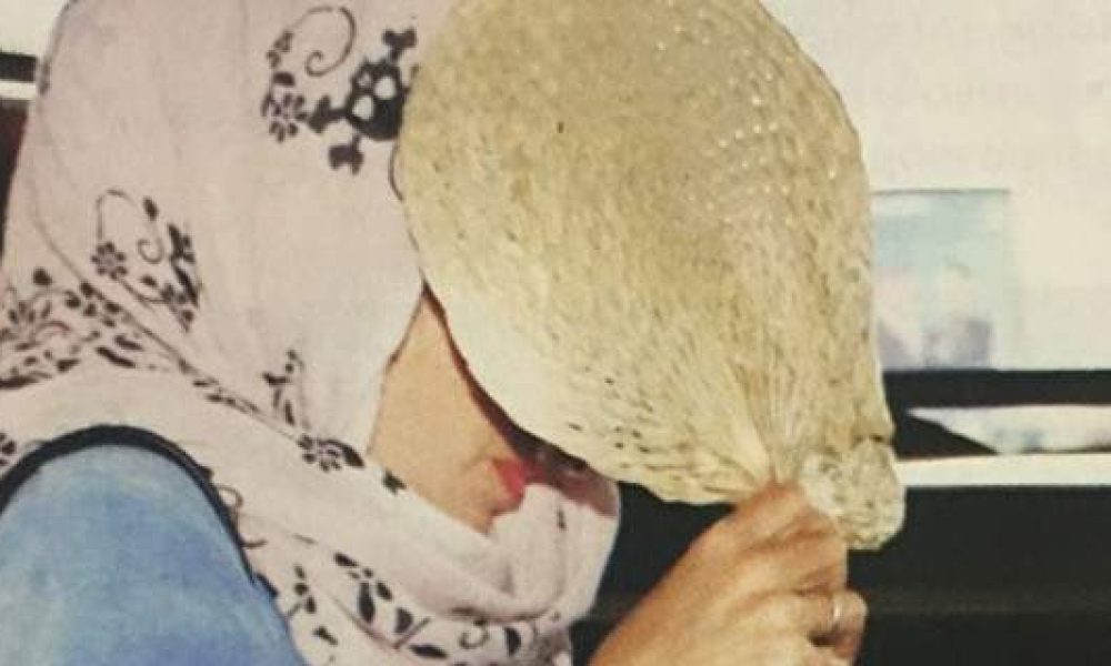 Το κρυφτό της μαυρισμένης Μενεγάκη στο αεροδρόμιο: Τυλιγμένη με μαντίλα και με βεντάλια στο πρόσωπο (Photos)