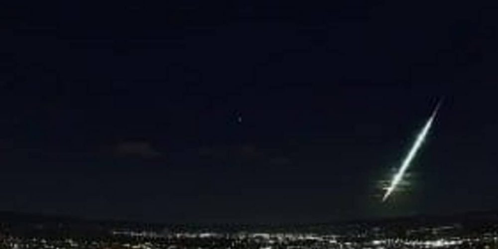 Μετεωρίτης «σκίζει» τον ουρανό και κάνει τη νύχτα μέρα – Ορατός σε πολλές περιοχές της Ελλάδας