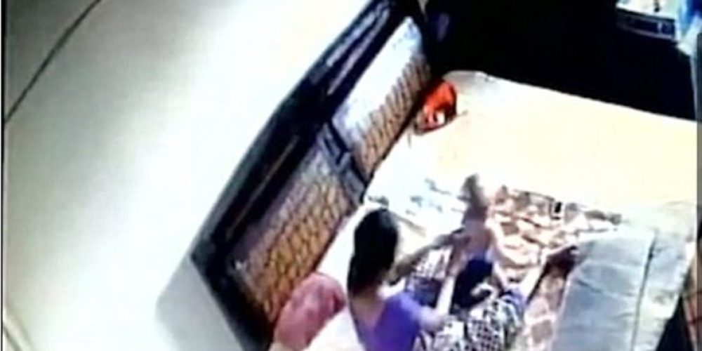 Βίντεο σοκ: Γυναίκα χτυπά με μανία το μωρό της νομίζοντας ότι δεν τη βλέπει κανείς