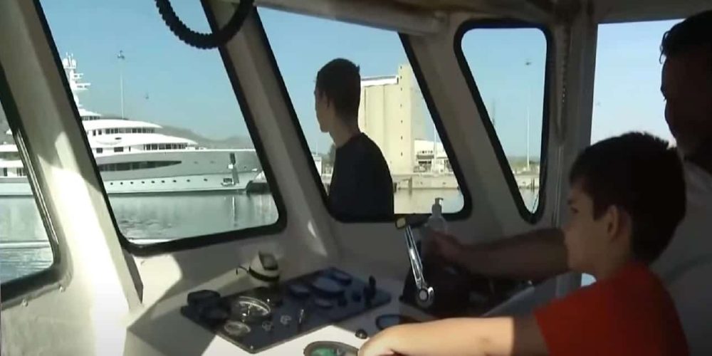 Χανιά: Καπετάνιος 6,5 ετών: Ο μικρός Σήφης δένει το σκάφος στο λιμάνι της Σούδας (Video)