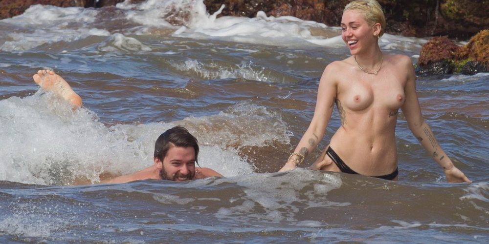 H Miley Cyrus το διασκεδάζει topless στην Χαβάη