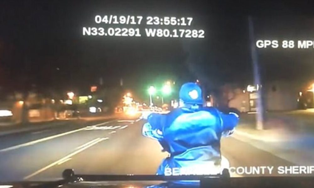 Σοκάρει το βίντεο με τη θανατηφόρα κίνηση αστυνομικού να ρίξει κάτω μοτοσικλετιστή