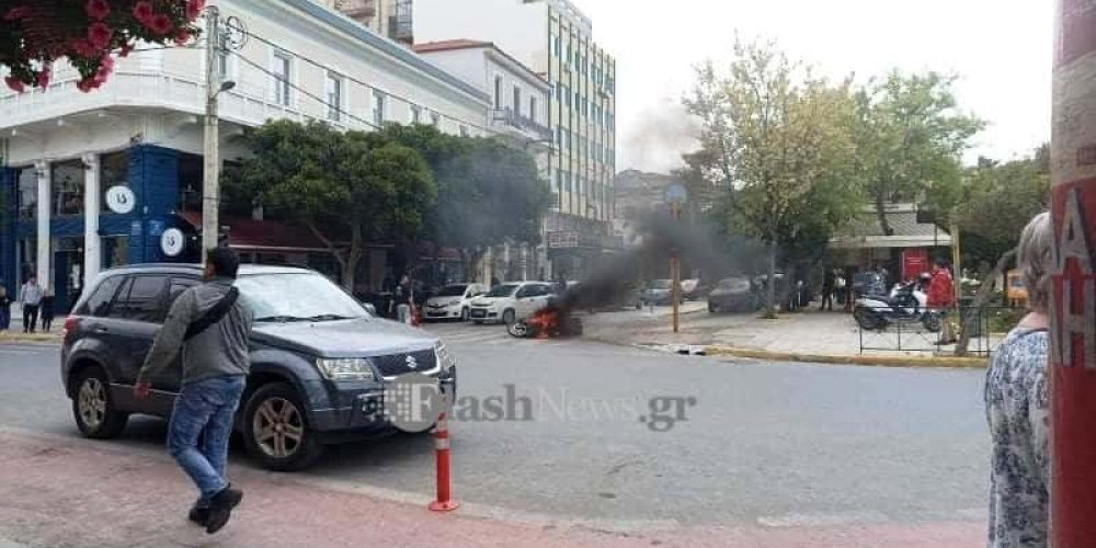 Χανιά: Μοτοσικλέτα τυλίχτηκε στις φλόγες στο κέντρο της πόλης (φωτο)