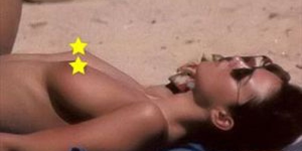 Topless στην παραλία η Monica Belluci!