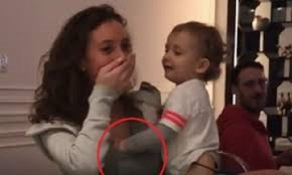 Το βίντεο που έγινε viral: Νεαρό μοντέλο αφήνει το μικρό της ανιψιό να «παίξει» με το στήθος της
