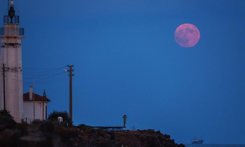 «Ματωμένο φεγγάρι»: Η μεγαλύτερη ολική έκλειψη σελήνης του 21ου αιώνα καθηλώνει τον πλανήτη